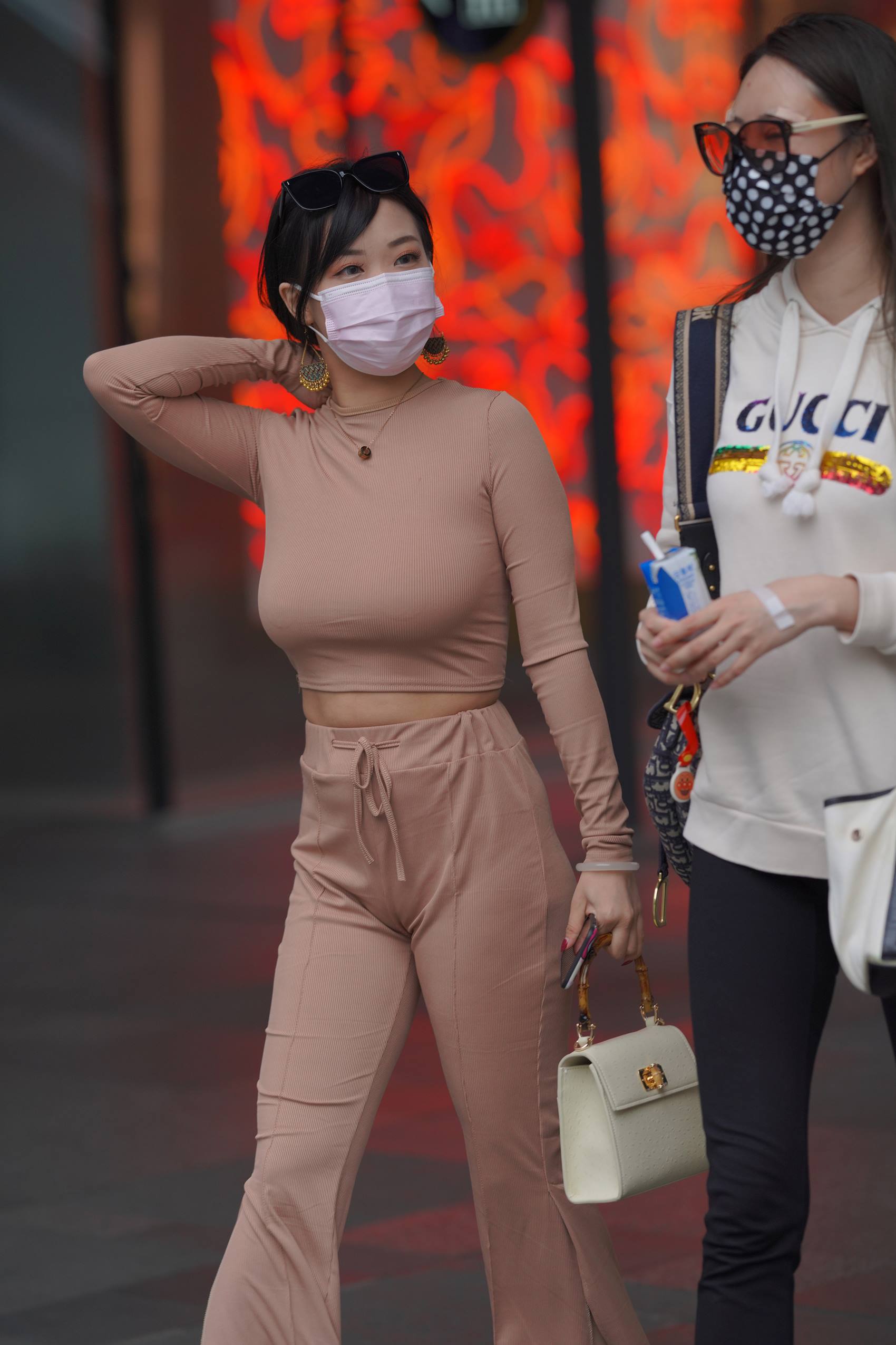 图片[1]-精选精选街拍作品 NO.1944 身材超绝的美少妇套图[84P]-草丛看图