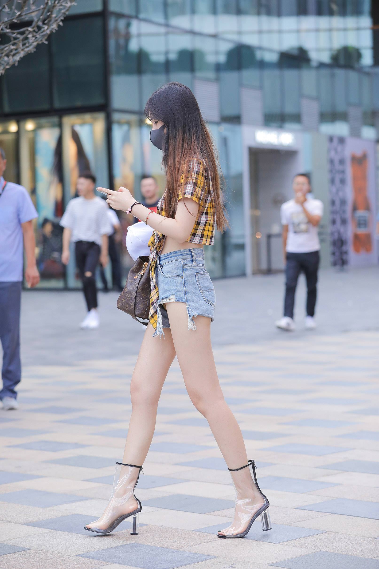 图片[5]-精选精选街拍作品 NO.1917 牛仔热裤透明高跟鞋的时尚女生[72P]-草丛看图
