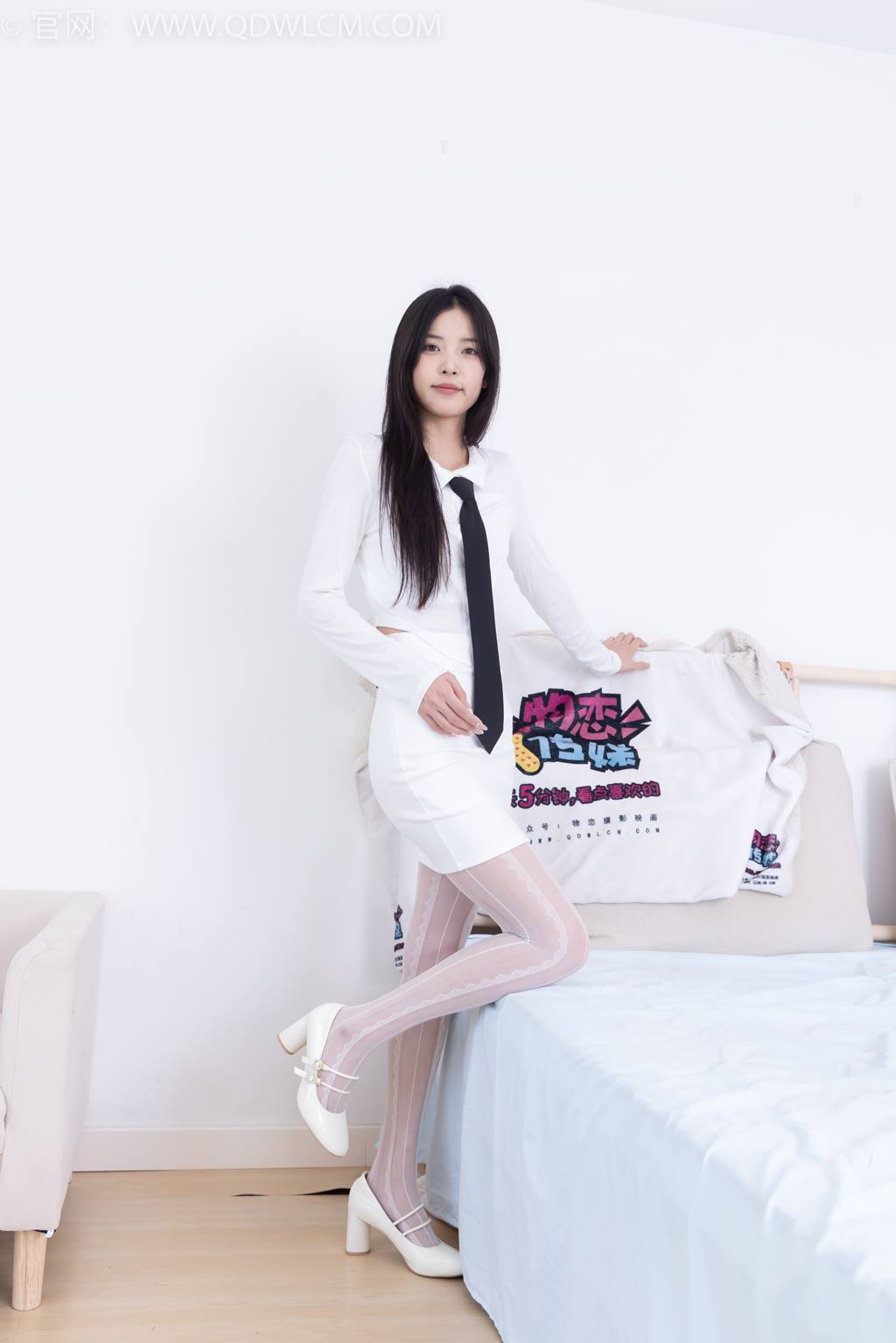 图片[2]-精选勿恋传媒 NO.2431 茯苓-两双高跟鞋、两双丝[140P]-草丛看图