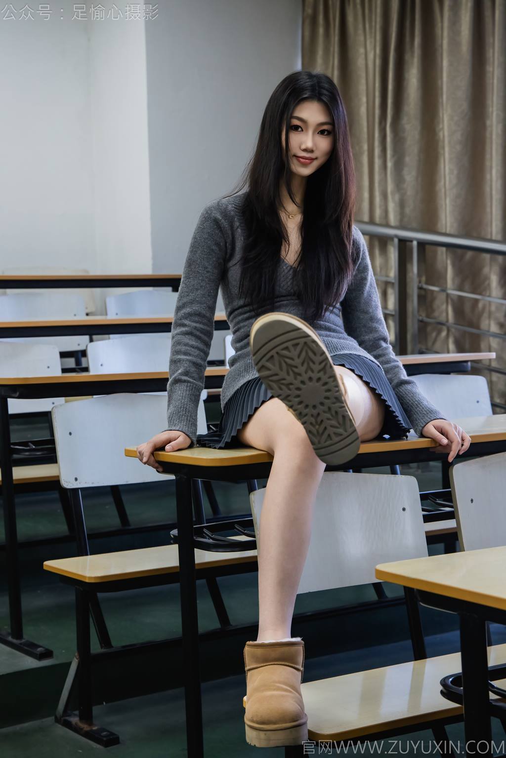 图片[5]-精选足愉心 NO.042 萱萱（搭配：灰色毛衫、黑色短裙、松糕鞋、白色棉袜、裸足）[110P]-草丛看图