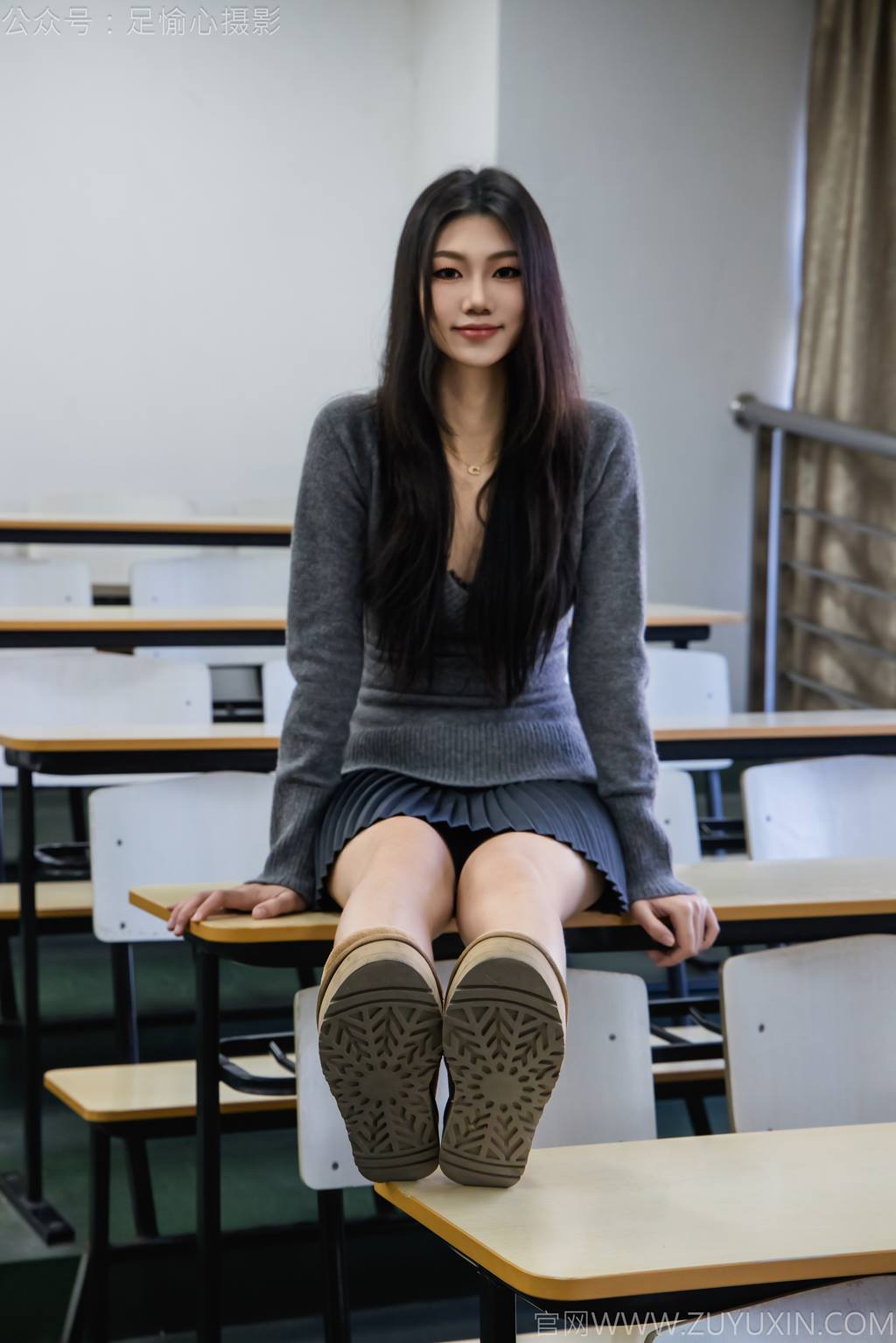 图片[7]-精选足愉心 NO.042 萱萱（搭配：灰色毛衫、黑色短裙、松糕鞋、白色棉袜、裸足）[110P]-草丛看图