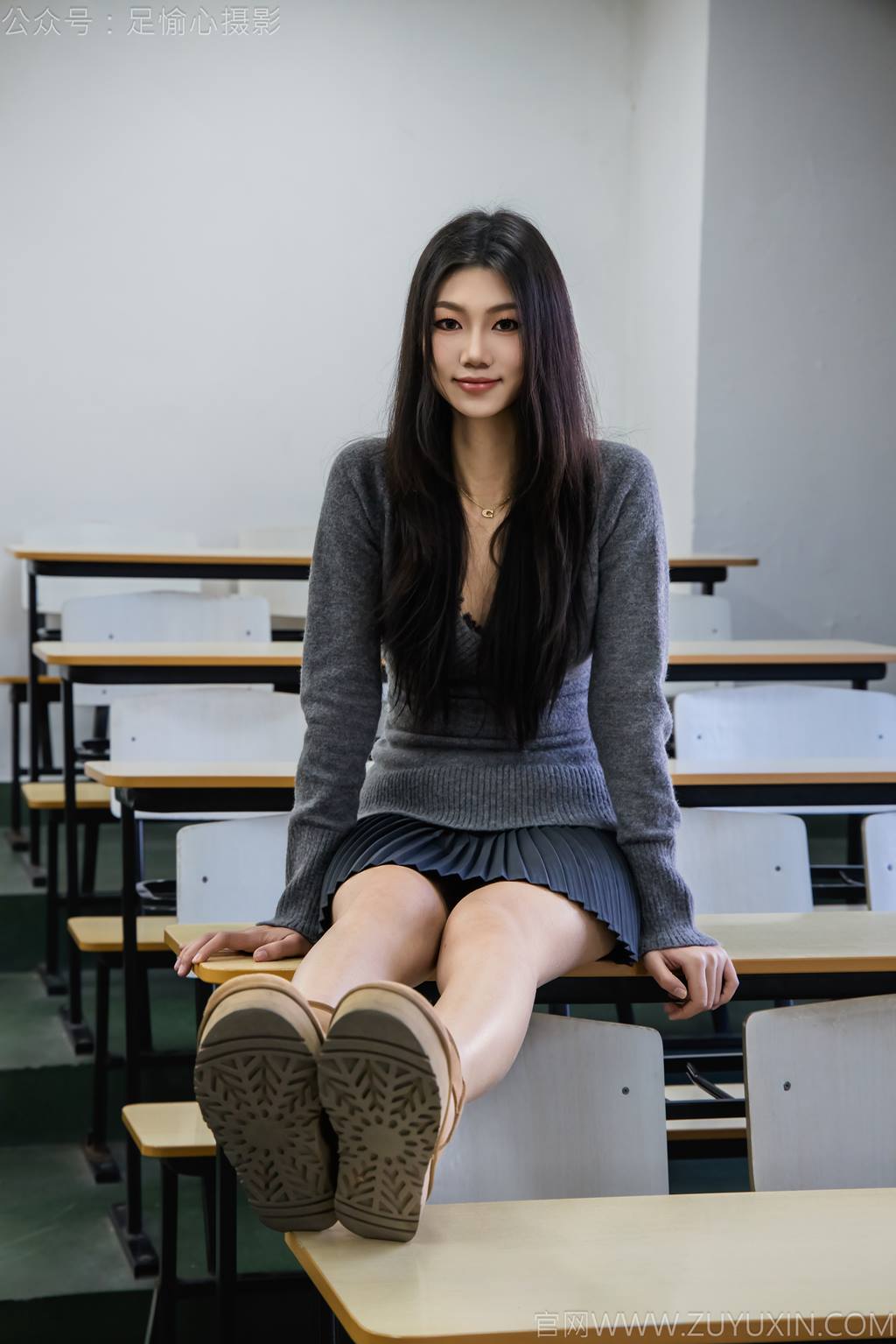图片[8]-精选足愉心 NO.042 萱萱（搭配：灰色毛衫、黑色短裙、松糕鞋、白色棉袜、裸足）[110P]-草丛看图