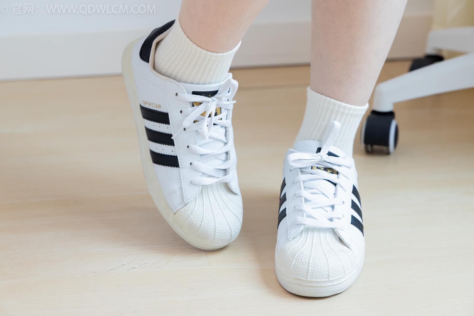 图片[2]-精选勿恋传媒 NO.2395 荔枝-板鞋、白棉袜、裸足[110P]-草丛看图