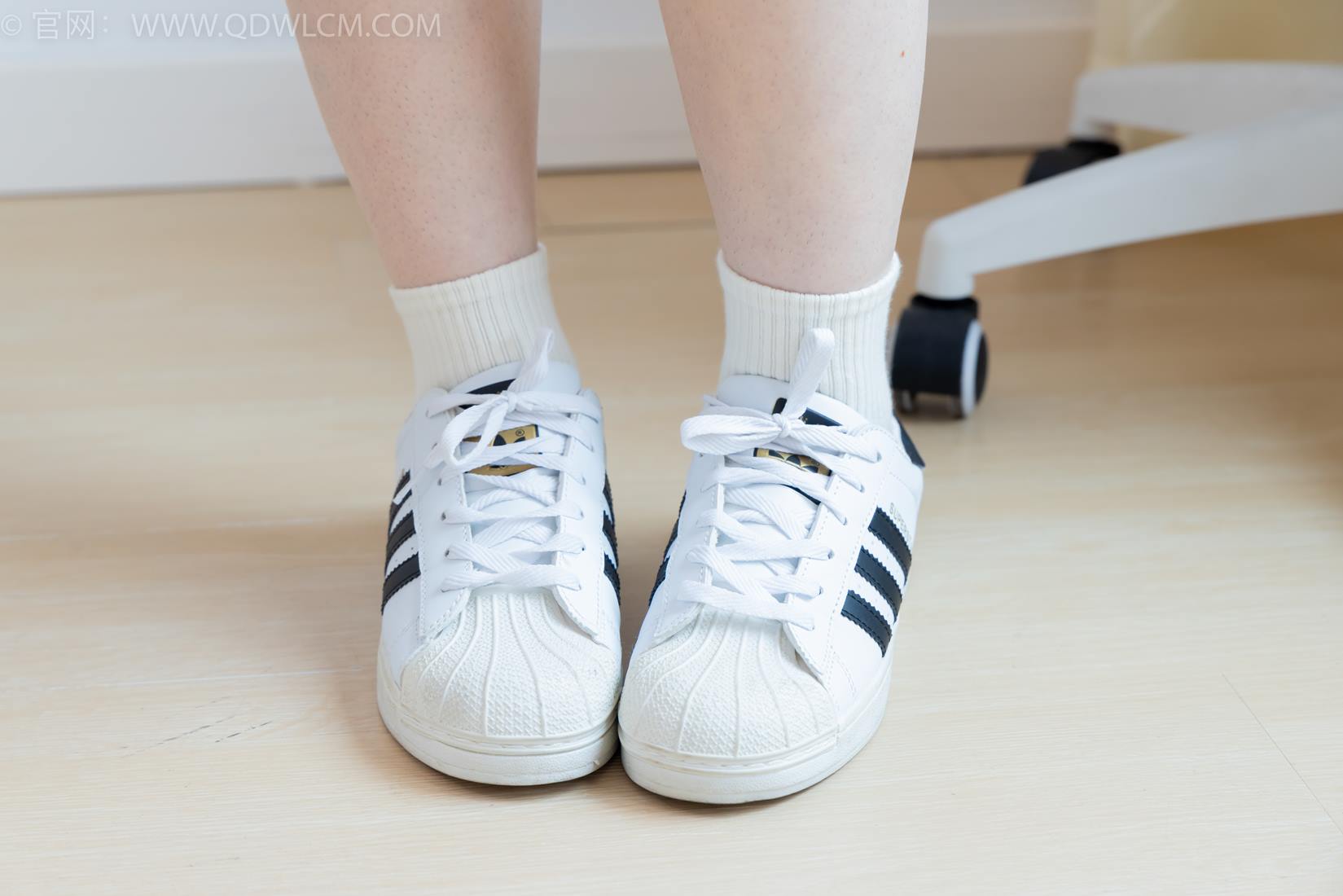 图片[3]-精选勿恋传媒 NO.2395 荔枝-板鞋、白棉袜、裸足[110P]-草丛看图