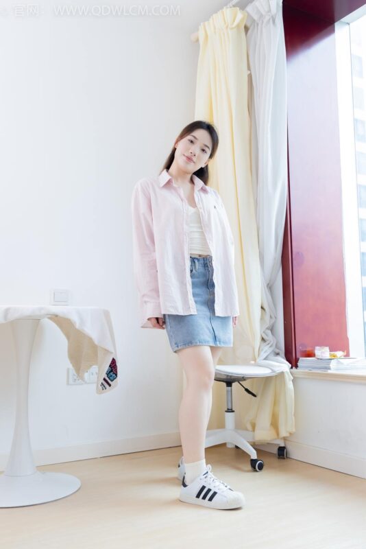 精选勿恋传媒 NO.2395 荔枝-板鞋、白棉袜、裸足[110P]-草丛看图