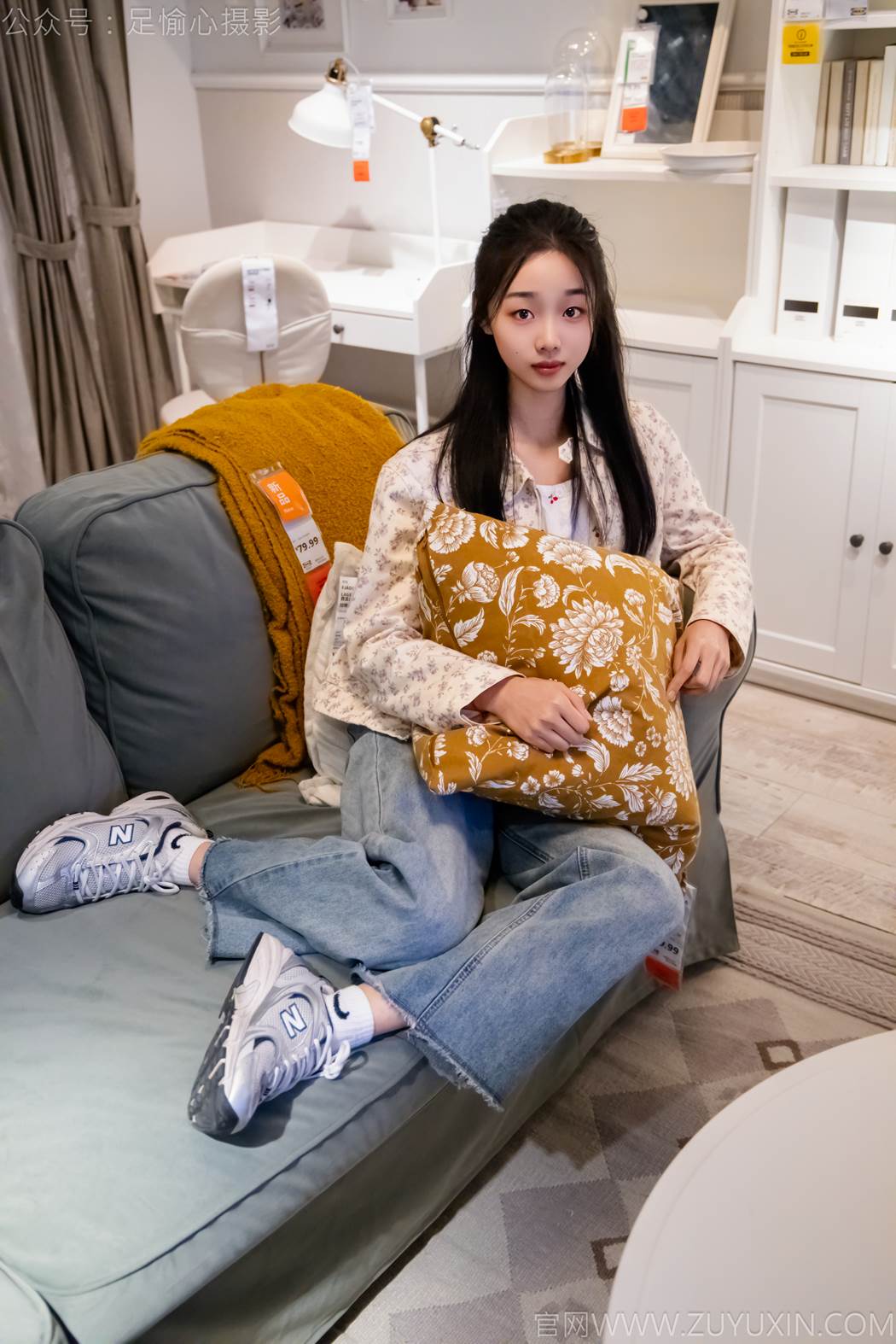 图片[2]-精选足愉心 NO.012 奶芙（搭配：碎花衬衫、牛仔长裤、运动鞋、白色棉袜、裸足）[110P]-草丛看图