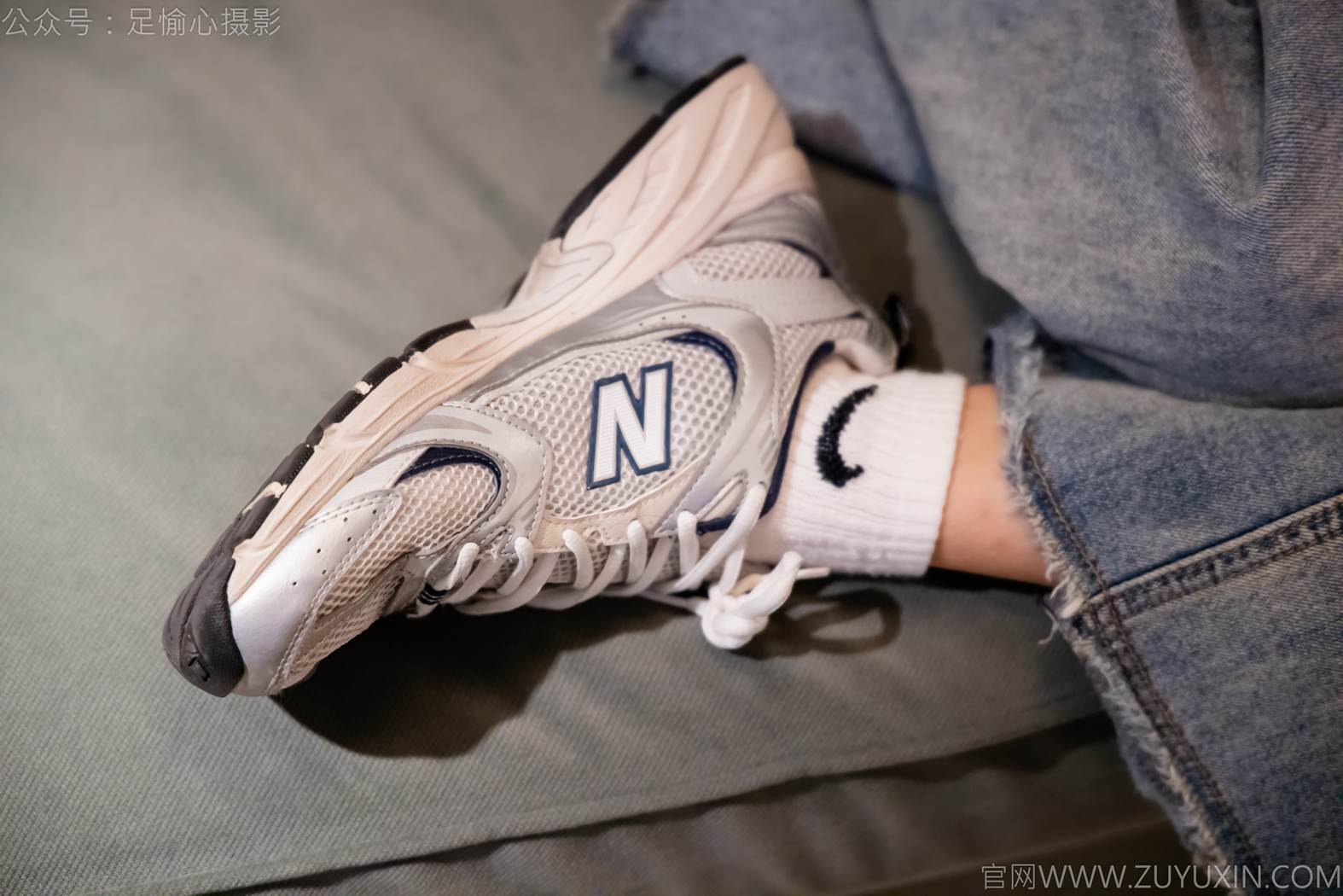 图片[3]-精选足愉心 NO.012 奶芙（搭配：碎花衬衫、牛仔长裤、运动鞋、白色棉袜、裸足）[110P]-草丛看图