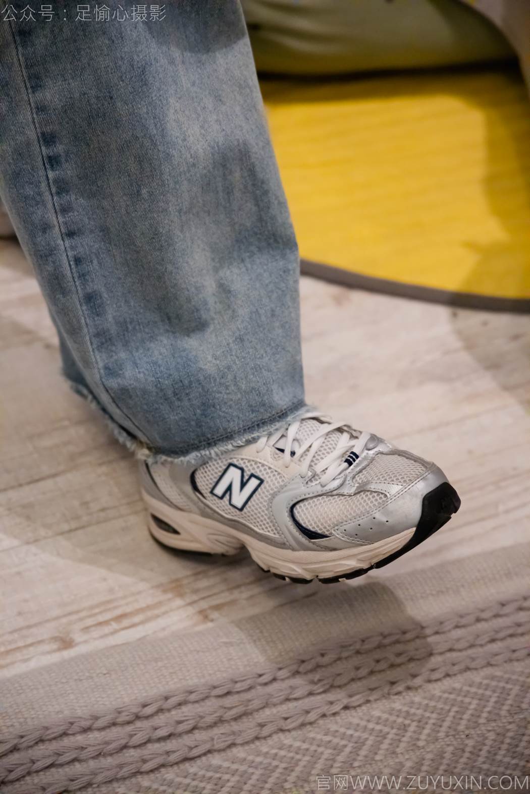 图片[4]-精选足愉心 NO.012 奶芙（搭配：碎花衬衫、牛仔长裤、运动鞋、白色棉袜、裸足）[110P]-草丛看图