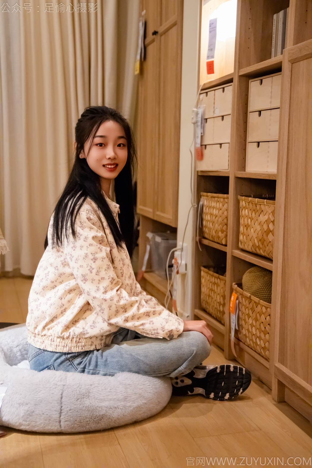 图片[5]-精选足愉心 NO.012 奶芙（搭配：碎花衬衫、牛仔长裤、运动鞋、白色棉袜、裸足）[110P]-草丛看图