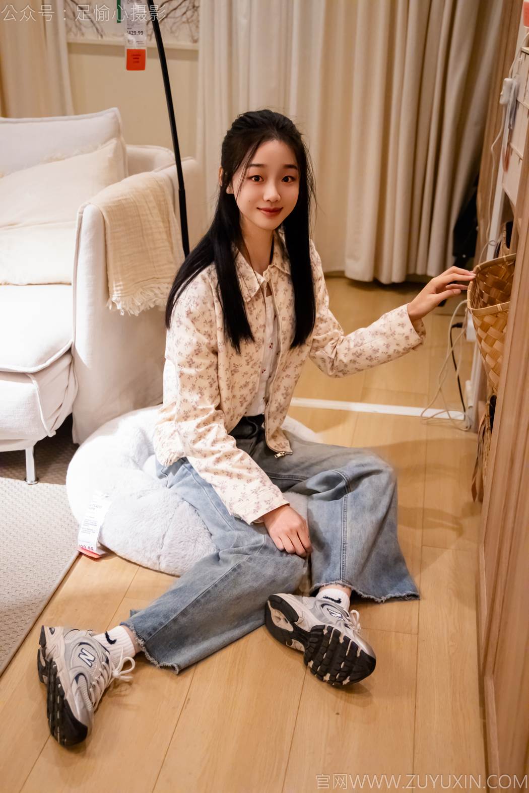 图片[6]-精选足愉心 NO.012 奶芙（搭配：碎花衬衫、牛仔长裤、运动鞋、白色棉袜、裸足）[110P]-草丛看图