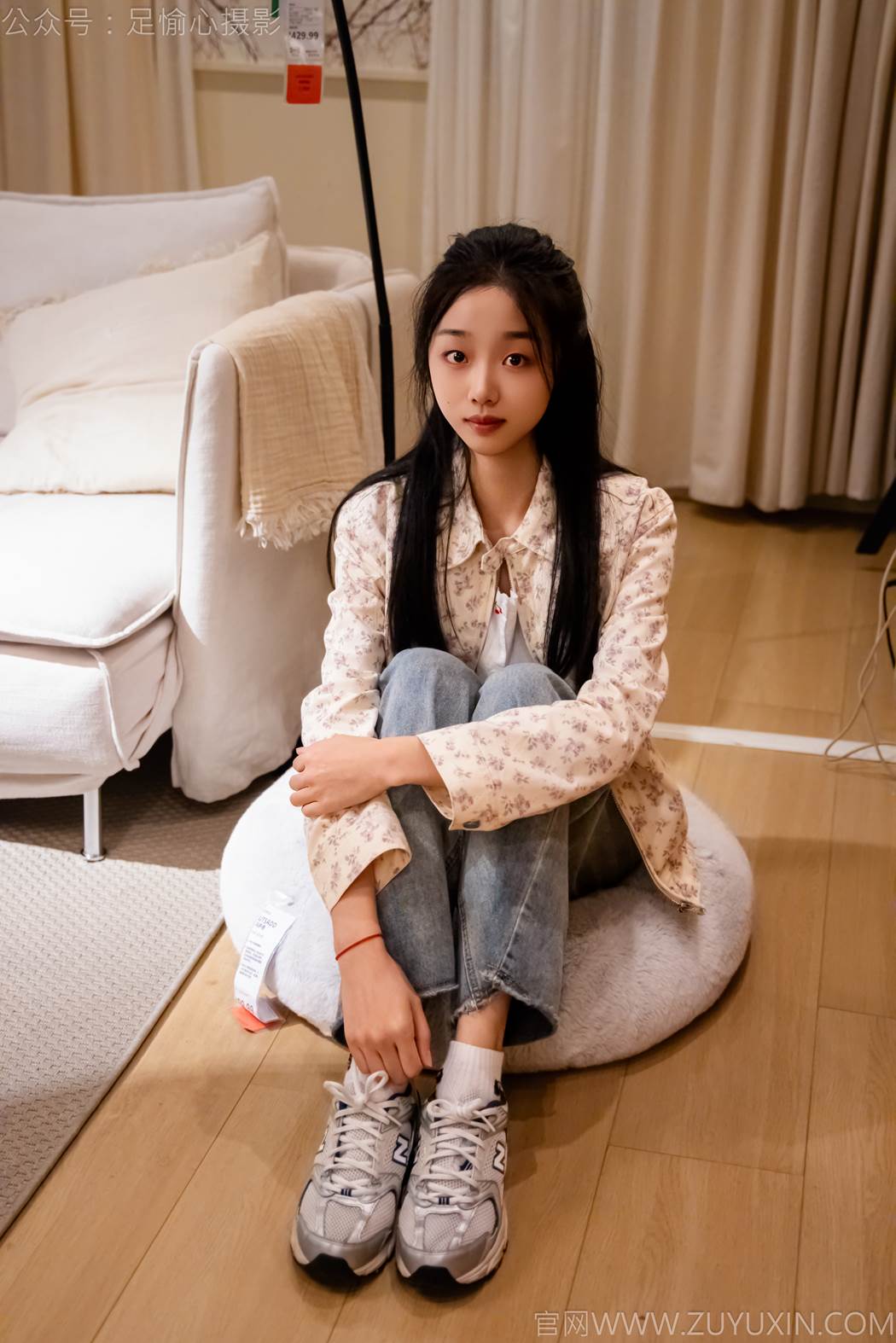 图片[7]-精选足愉心 NO.012 奶芙（搭配：碎花衬衫、牛仔长裤、运动鞋、白色棉袜、裸足）[110P]-草丛看图