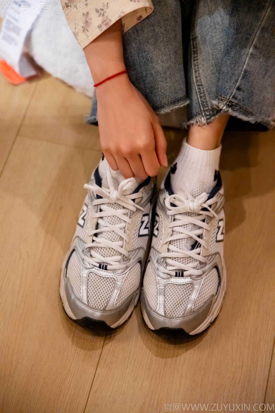 图片[8]-精选足愉心 NO.012 奶芙（搭配：碎花衬衫、牛仔长裤、运动鞋、白色棉袜、裸足）[110P]-草丛看图