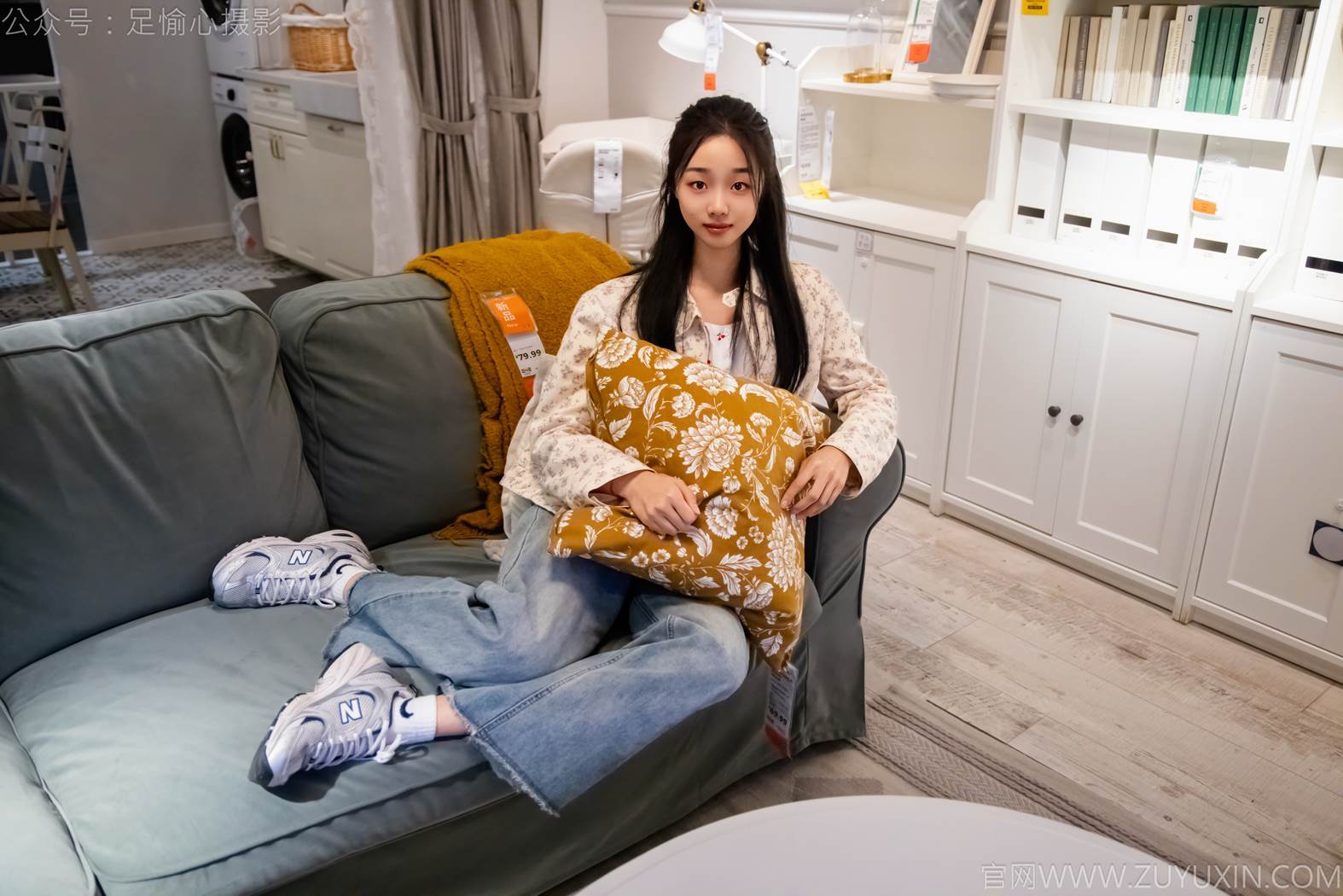 图片[1]-精选足愉心 NO.012 奶芙（搭配：碎花衬衫、牛仔长裤、运动鞋、白色棉袜、裸足）[110P]-草丛看图