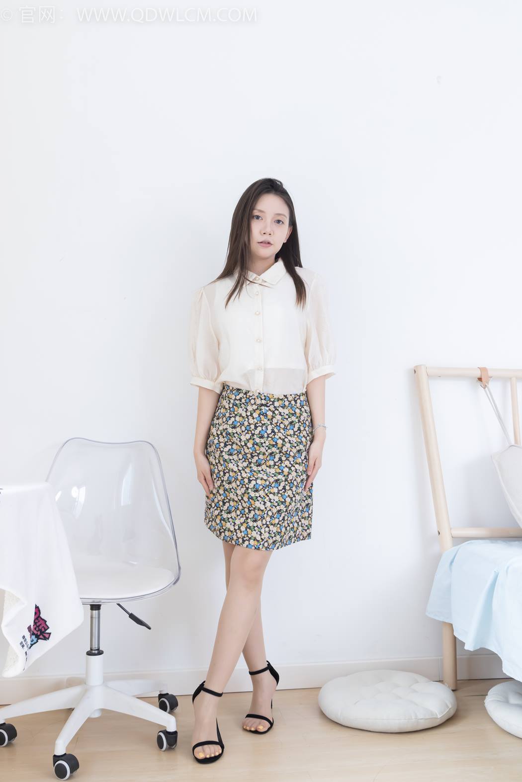 图片[4]-精选勿恋传媒 NO.2409 小曦-三双高跟鞋、薄肉丝、裸足[155P]-草丛看图