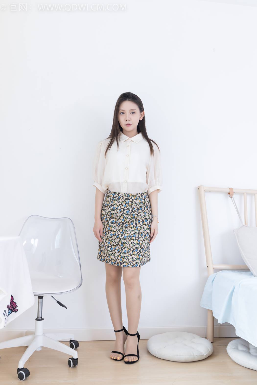 图片[1]-精选勿恋传媒 NO.2409 小曦-三双高跟鞋、薄肉丝、裸足[155P]-草丛看图