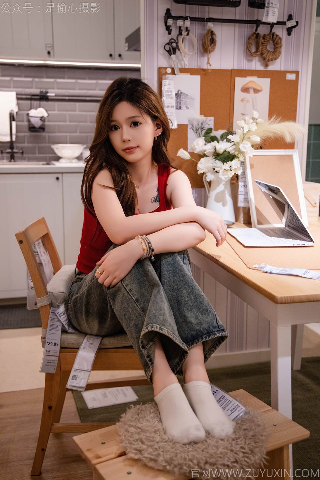 图片[3]-精选足愉心 NO.021 心凌（搭配：红色吊带、牛仔长裤、宽松板鞋、白色棉袜、裸足）[93P]-草丛看图