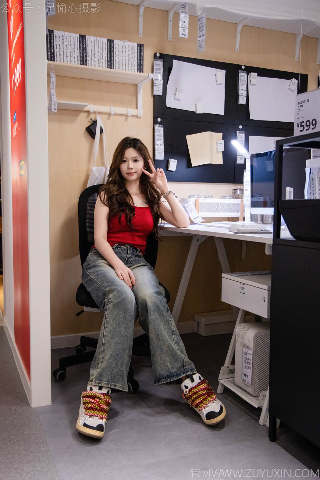 图片[6]-精选足愉心 NO.021 心凌（搭配：红色吊带、牛仔长裤、宽松板鞋、白色棉袜、裸足）[93P]-草丛看图