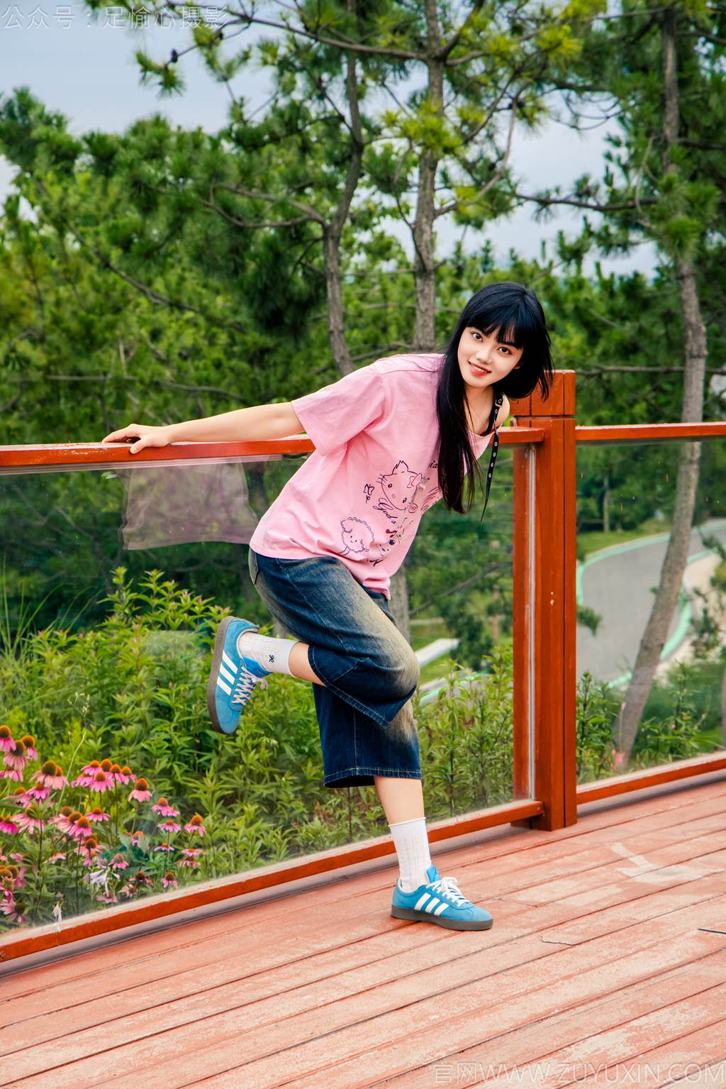 图片[2]-精选足愉心 NO.050 阿月（搭配：粉色T恤、牛仔短裤、白棉袜、德训鞋、裸足）[80P]-草丛看图