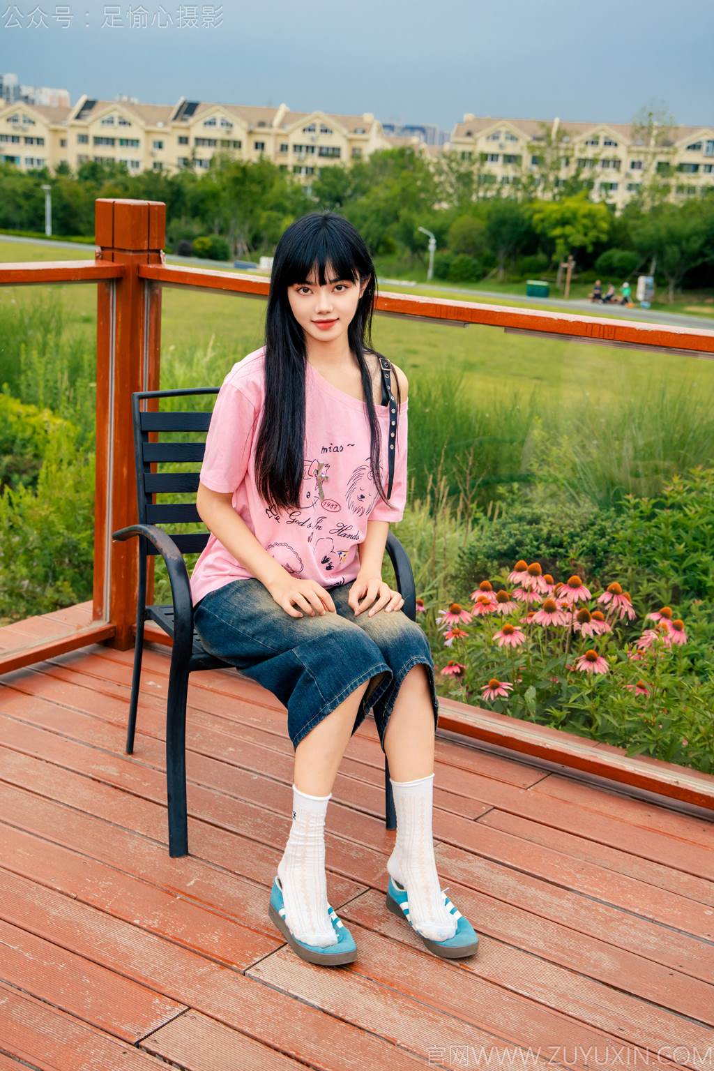 图片[3]-精选足愉心 NO.050 阿月（搭配：粉色T恤、牛仔短裤、白棉袜、德训鞋、裸足）[80P]-草丛看图