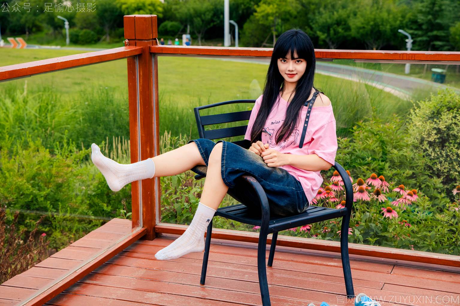 图片[4]-精选足愉心 NO.050 阿月（搭配：粉色T恤、牛仔短裤、白棉袜、德训鞋、裸足）[80P]-草丛看图