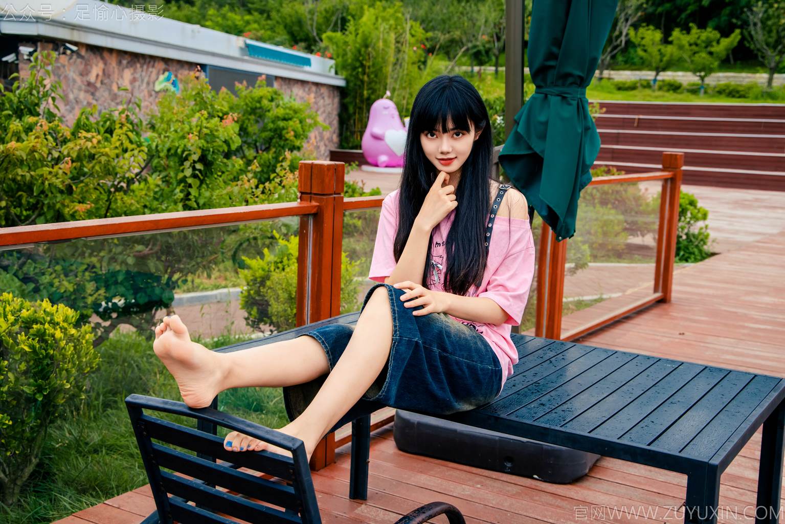 图片[5]-精选足愉心 NO.050 阿月（搭配：粉色T恤、牛仔短裤、白棉袜、德训鞋、裸足）[80P]-草丛看图