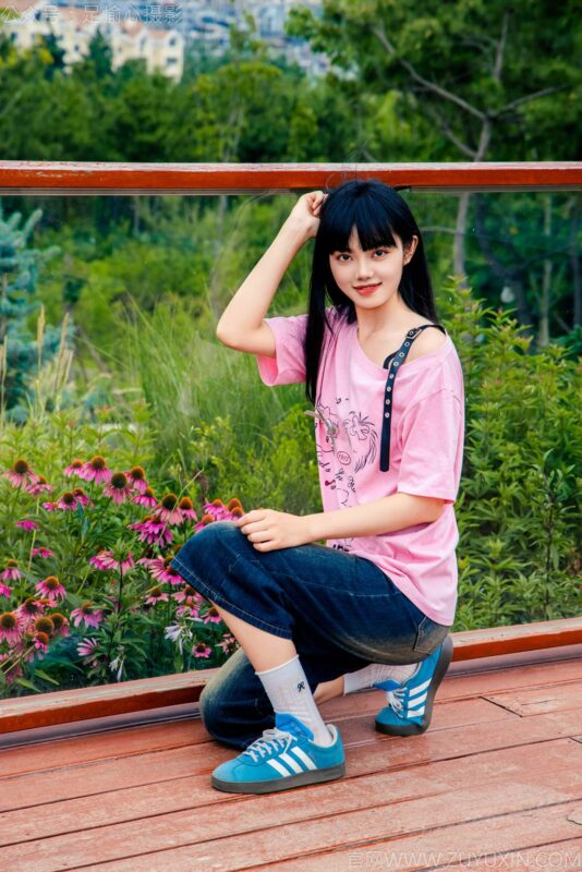 精选足愉心 NO.050 阿月（搭配：粉色T恤、牛仔短裤、白棉袜、德训鞋、裸足）[80P]-草丛看图