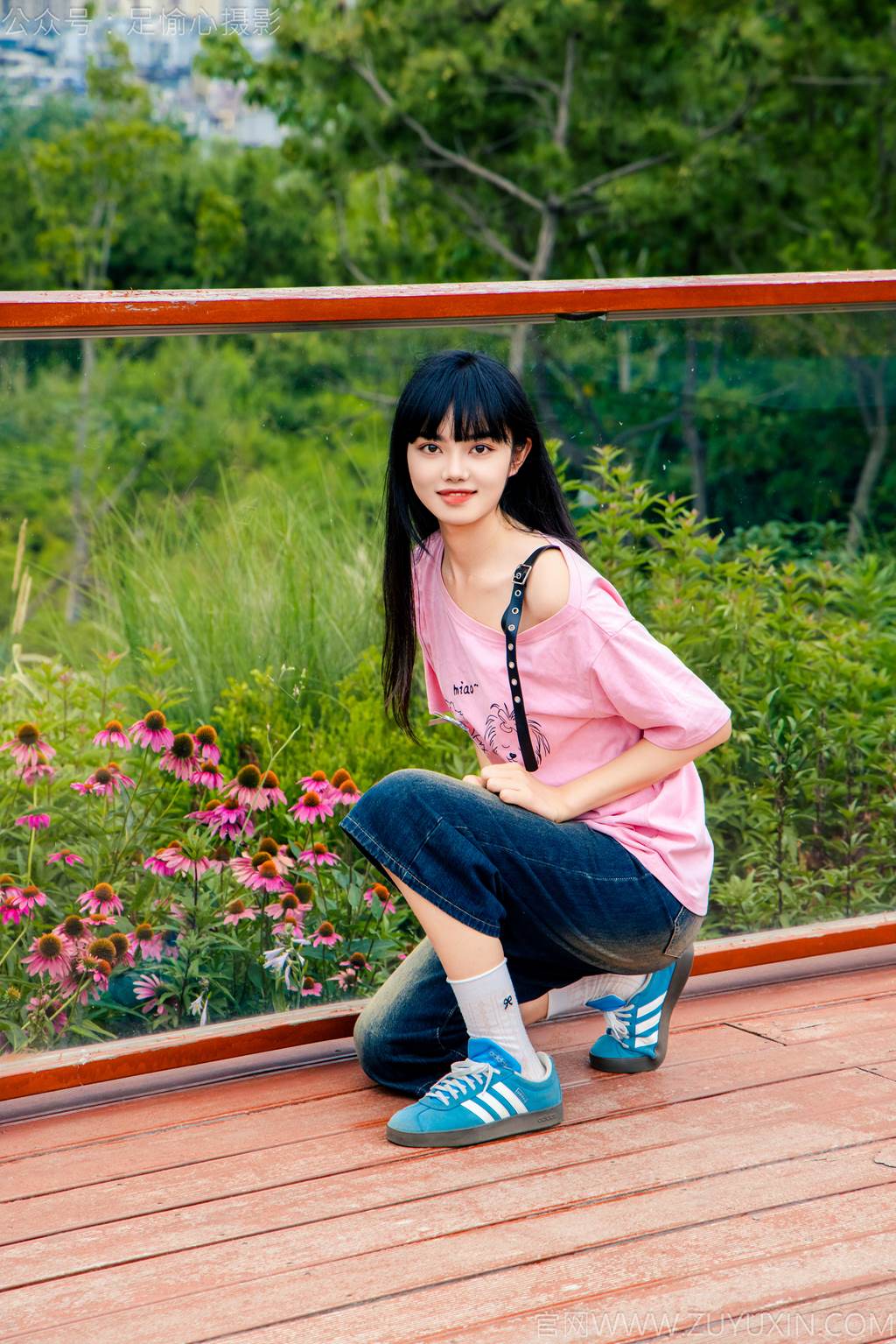 图片[7]-精选足愉心 NO.050 阿月（搭配：粉色T恤、牛仔短裤、白棉袜、德训鞋、裸足）[80P]-草丛看图