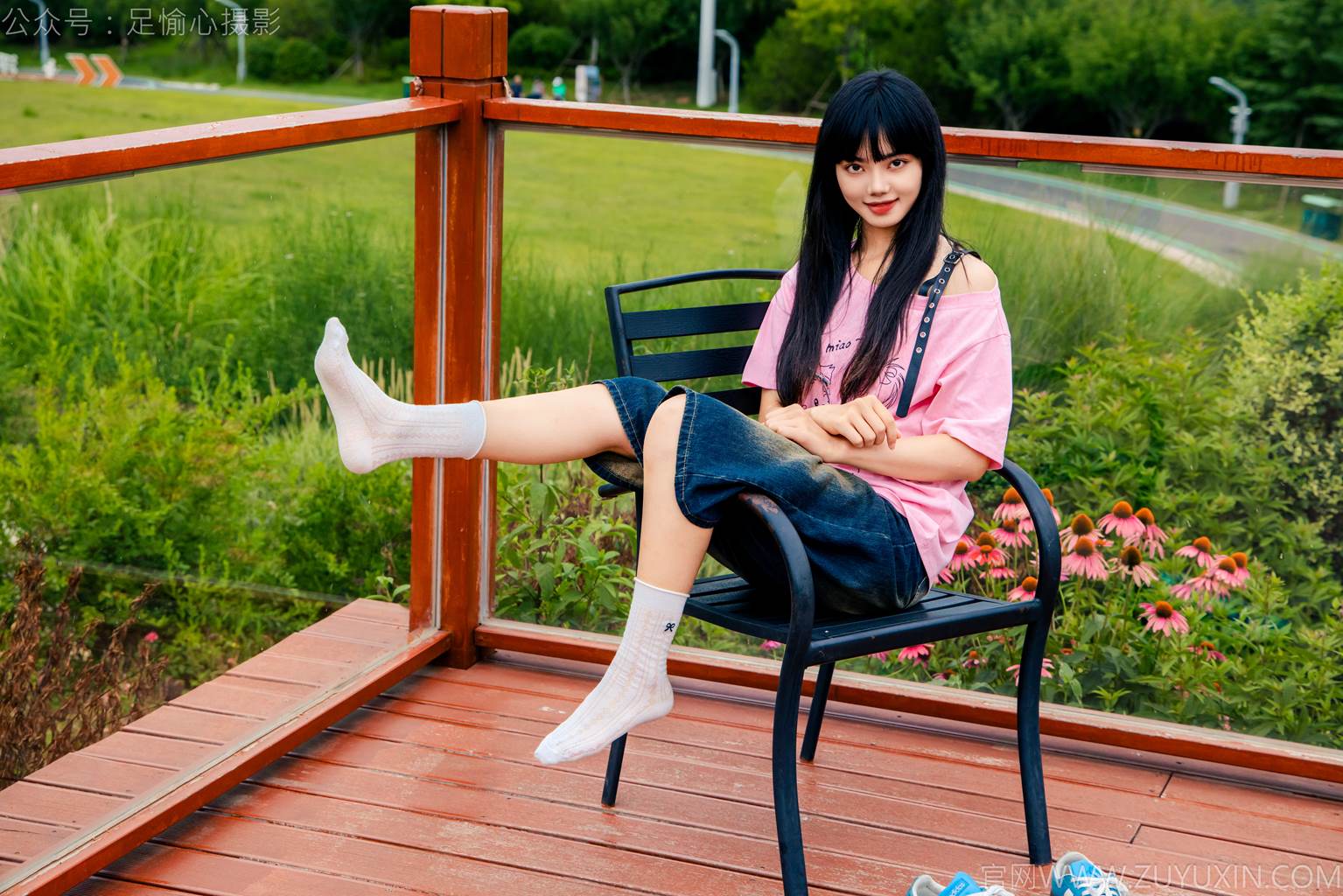 图片[8]-精选足愉心 NO.050 阿月（搭配：粉色T恤、牛仔短裤、白棉袜、德训鞋、裸足）[80P]-草丛看图