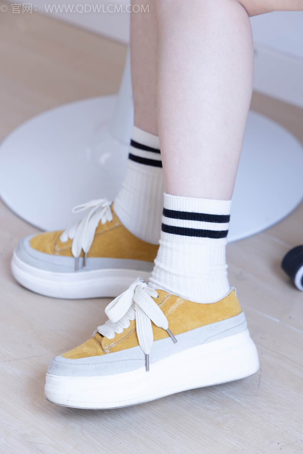图片[6]-精选勿恋传媒 NO.2445 松松-帆布鞋、白棉袜、裸足[104P]-草丛看图