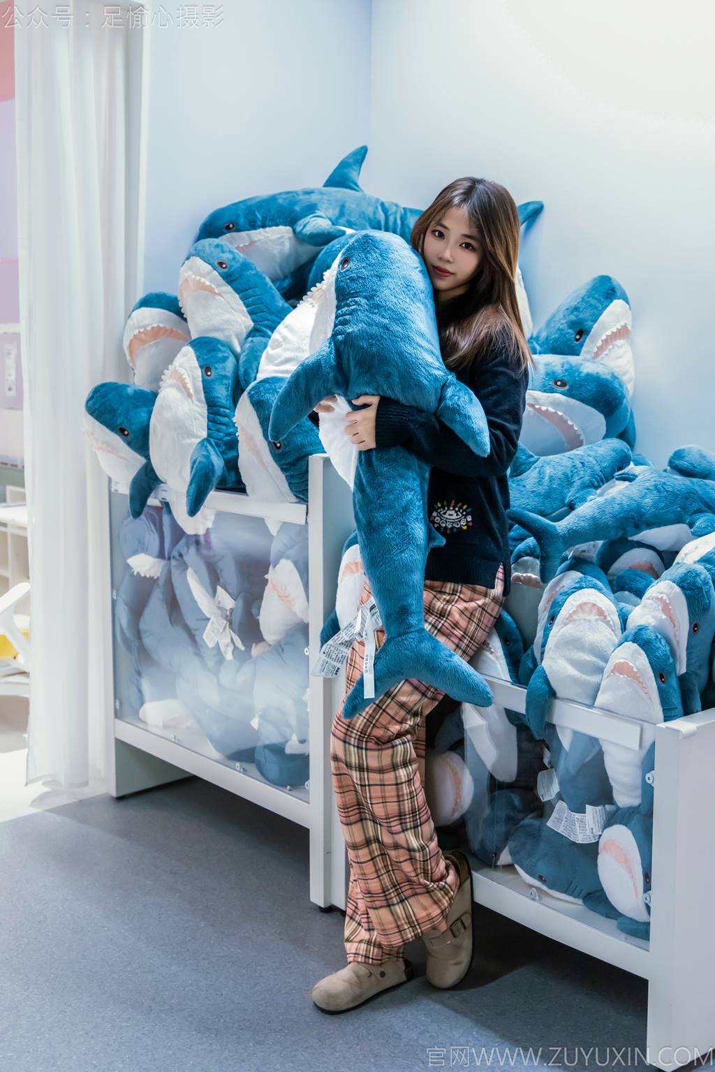 图片[2]-精选足愉心 NO.032 软软（搭配：黑色外套、黄色格子长裤、毛绒拖鞋、粉色棉袜、裸足）[105P]-草丛看图