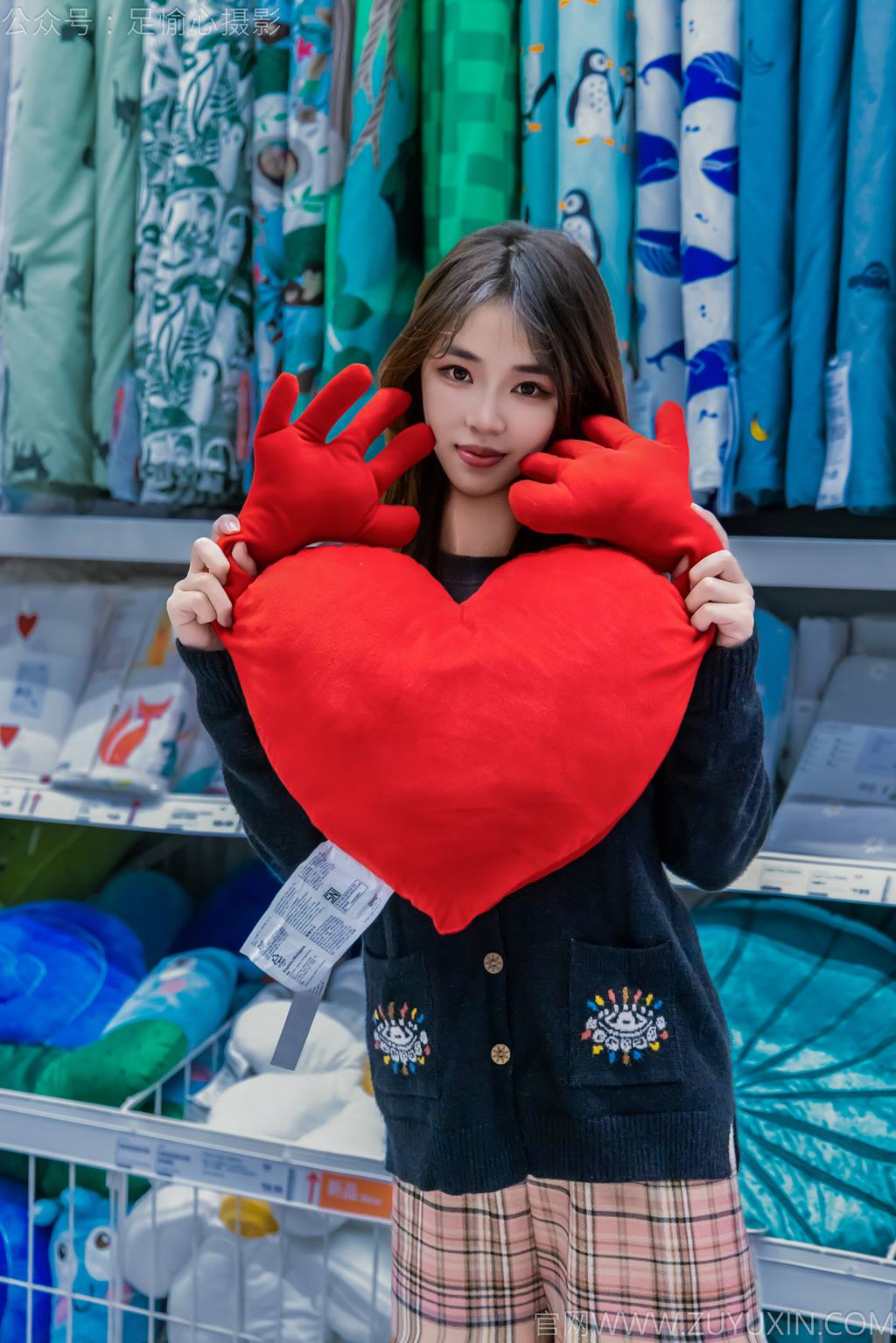 图片[4]-精选足愉心 NO.032 软软（搭配：黑色外套、黄色格子长裤、毛绒拖鞋、粉色棉袜、裸足）[105P]-草丛看图