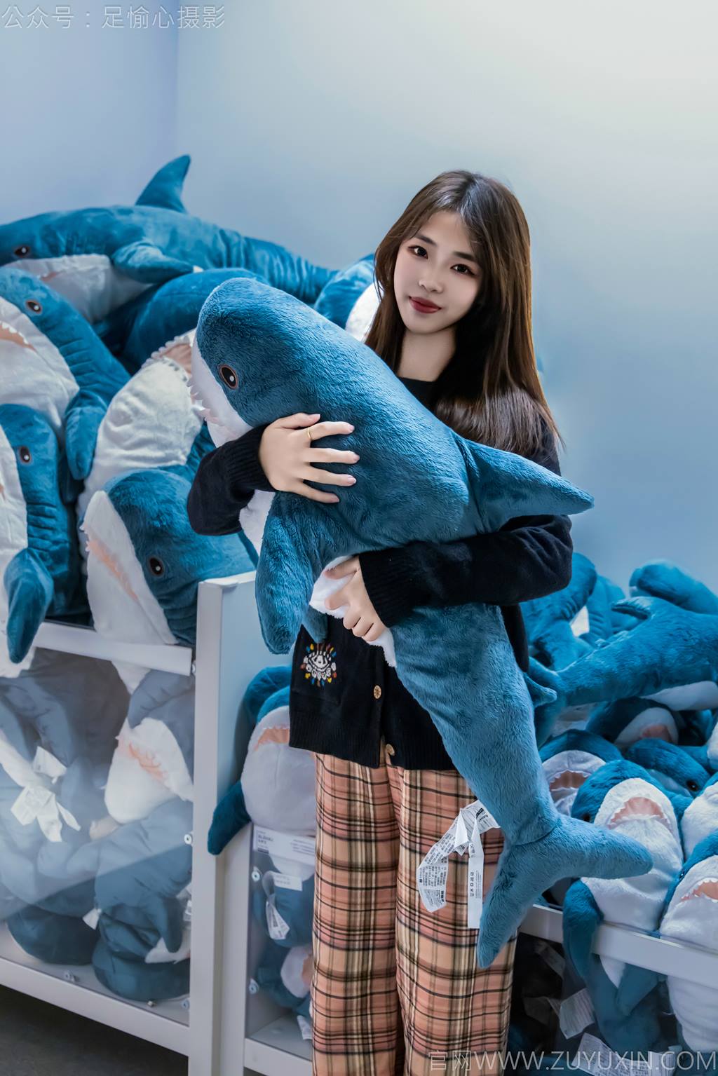 图片[5]-精选足愉心 NO.032 软软（搭配：黑色外套、黄色格子长裤、毛绒拖鞋、粉色棉袜、裸足）[105P]-草丛看图