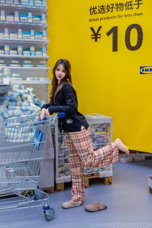 精选足愉心 NO.032 软软（搭配：黑色外套、黄色格子长裤、毛绒拖鞋、粉色棉袜、裸足）[105P]-草丛看图