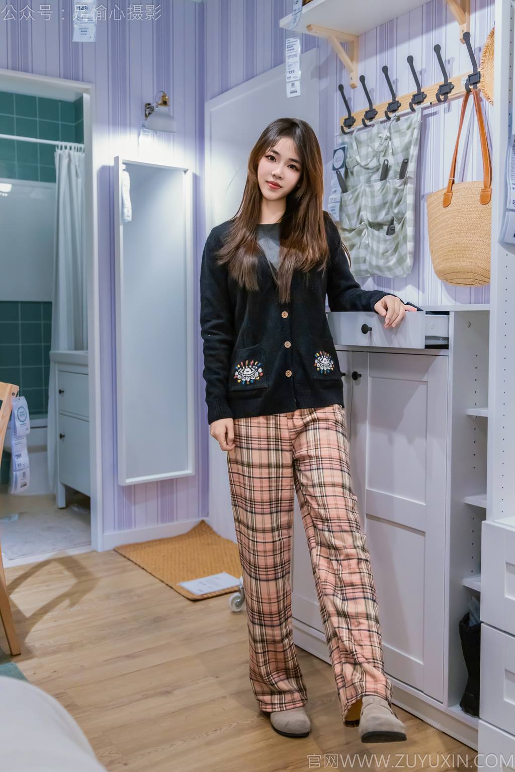 图片[8]-精选足愉心 NO.032 软软（搭配：黑色外套、黄色格子长裤、毛绒拖鞋、粉色棉袜、裸足）[105P]-草丛看图