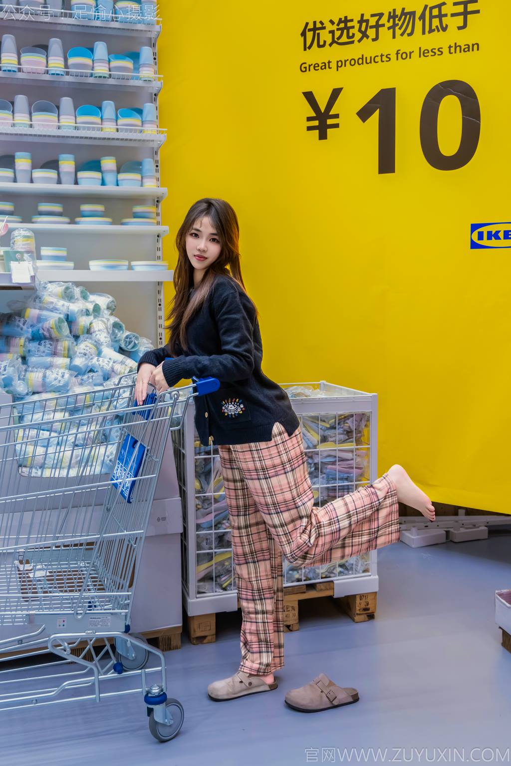 图片[1]-精选足愉心 NO.032 软软（搭配：黑色外套、黄色格子长裤、毛绒拖鞋、粉色棉袜、裸足）[105P]-草丛看图