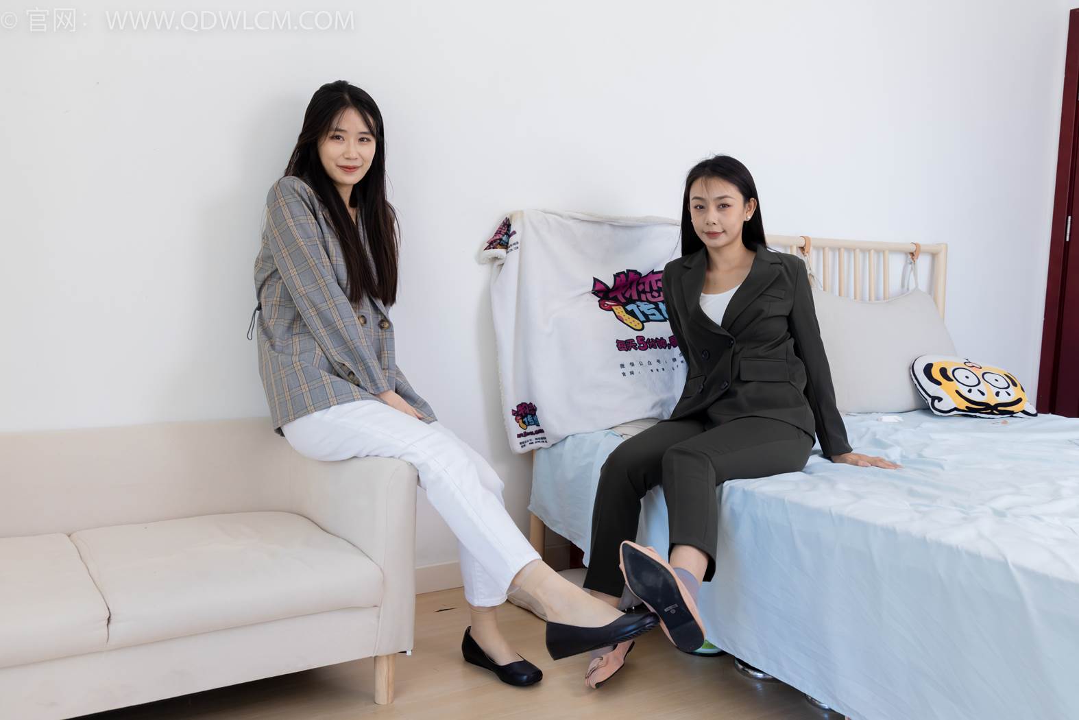 图片[5]-精选勿恋传媒 NO.2412 菜菜&岚岚-平底鞋、短肉丝短灰丝、裸足[144P]-草丛看图