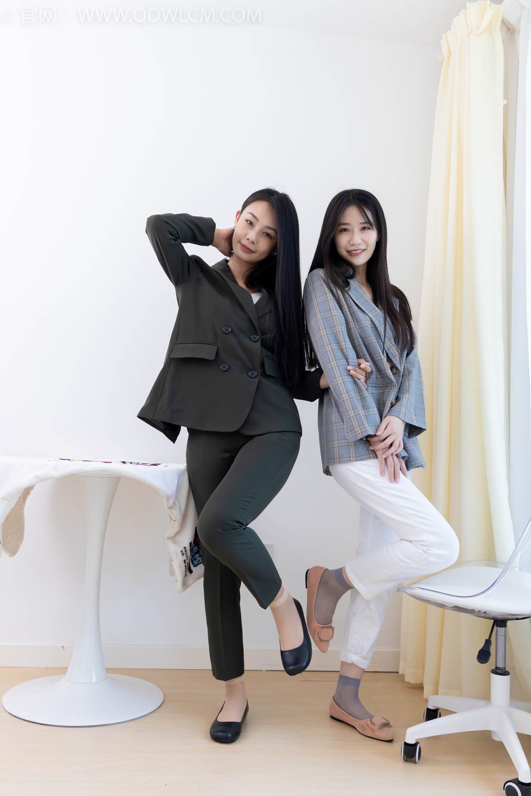 图片[6]-精选勿恋传媒 NO.2412 菜菜&岚岚-平底鞋、短肉丝短灰丝、裸足[144P]-草丛看图