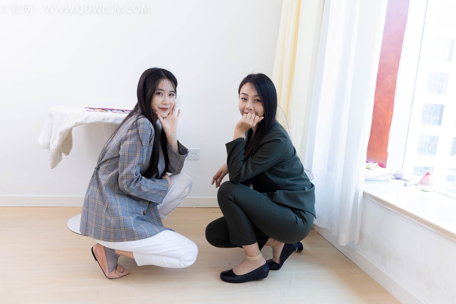 图片[7]-精选勿恋传媒 NO.2412 菜菜&岚岚-平底鞋、短肉丝短灰丝、裸足[144P]-草丛看图