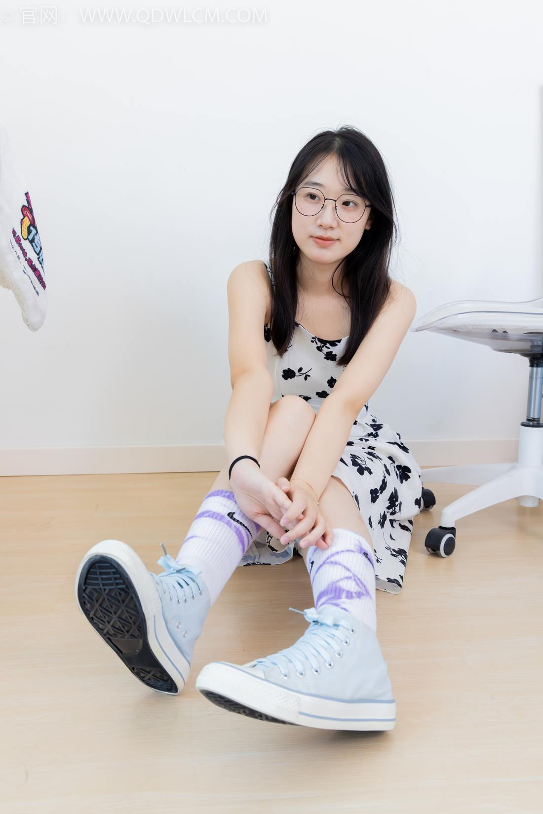 图片[2]-精选勿恋传媒 NO.2403 小椿-帆布鞋、白紫棉袜、裸足[120P]-草丛看图