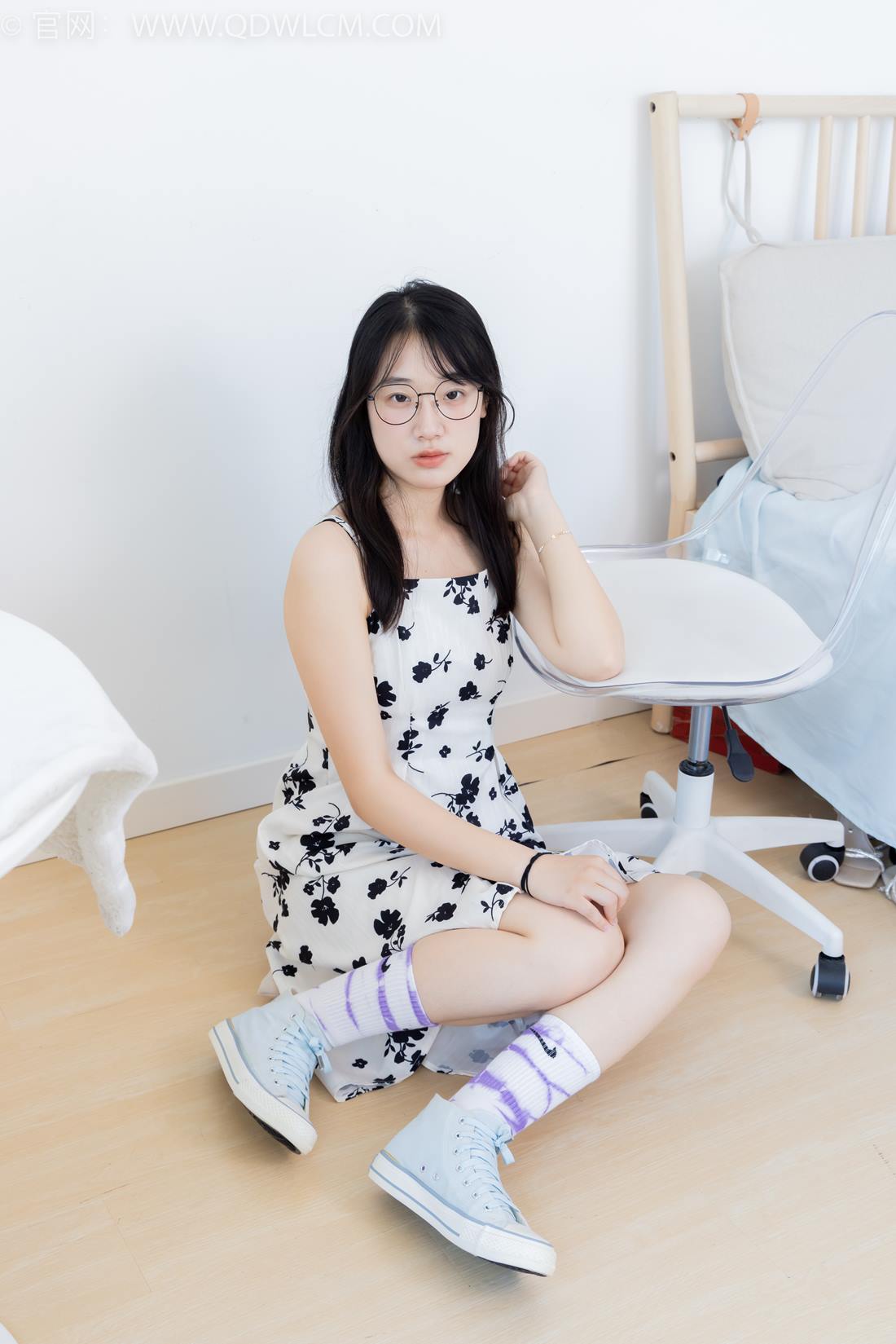 图片[3]-精选勿恋传媒 NO.2403 小椿-帆布鞋、白紫棉袜、裸足[120P]-草丛看图