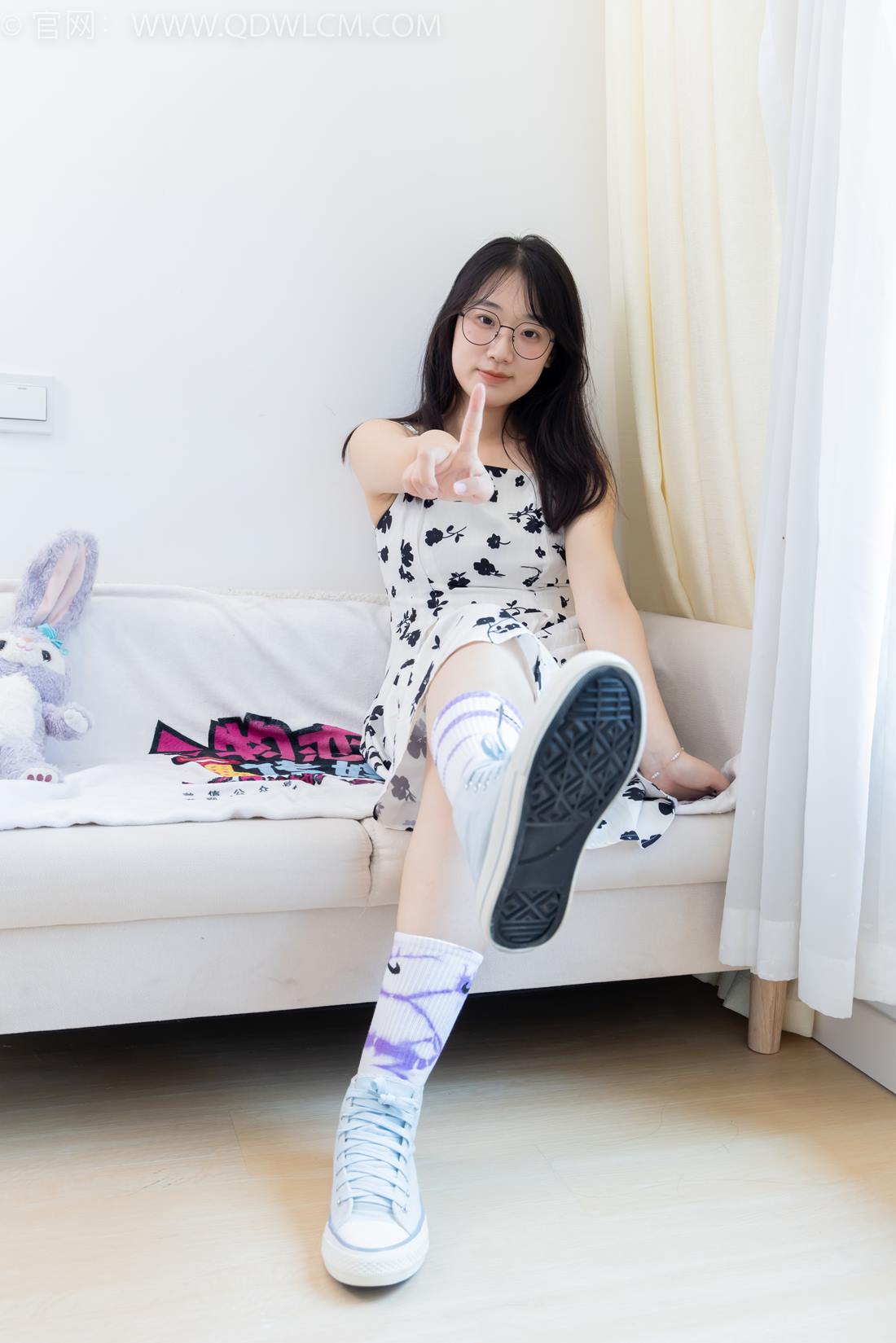 图片[5]-精选勿恋传媒 NO.2403 小椿-帆布鞋、白紫棉袜、裸足[120P]-草丛看图