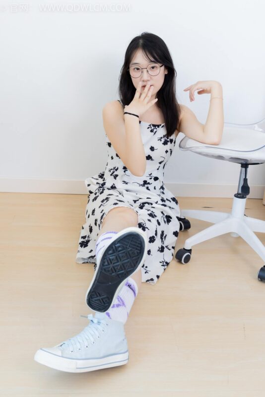 精选勿恋传媒 NO.2403 小椿-帆布鞋、白紫棉袜、裸足[120P]-草丛看图