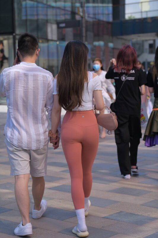 精选精选街拍作品 NO.1872 红石街拍作品 – 粉色姓感瑜伽[92P]-草丛看图