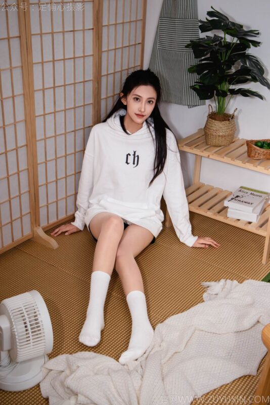 精选足愉心 NO.022 可乐（搭配：白色卫衣、黑色打底裤、运动鞋、肉丝色袜、白色长筒棉袜）[98P]-草丛看图