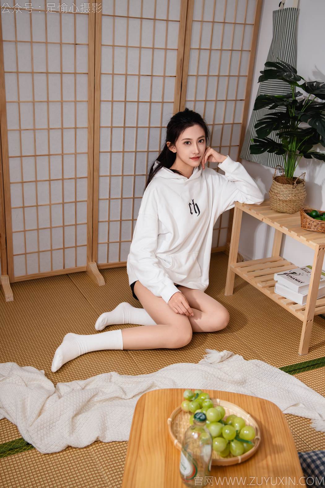 图片[8]-精选足愉心 NO.022 可乐（搭配：白色卫衣、黑色打底裤、运动鞋、肉丝色袜、白色长筒棉袜）[98P]-草丛看图