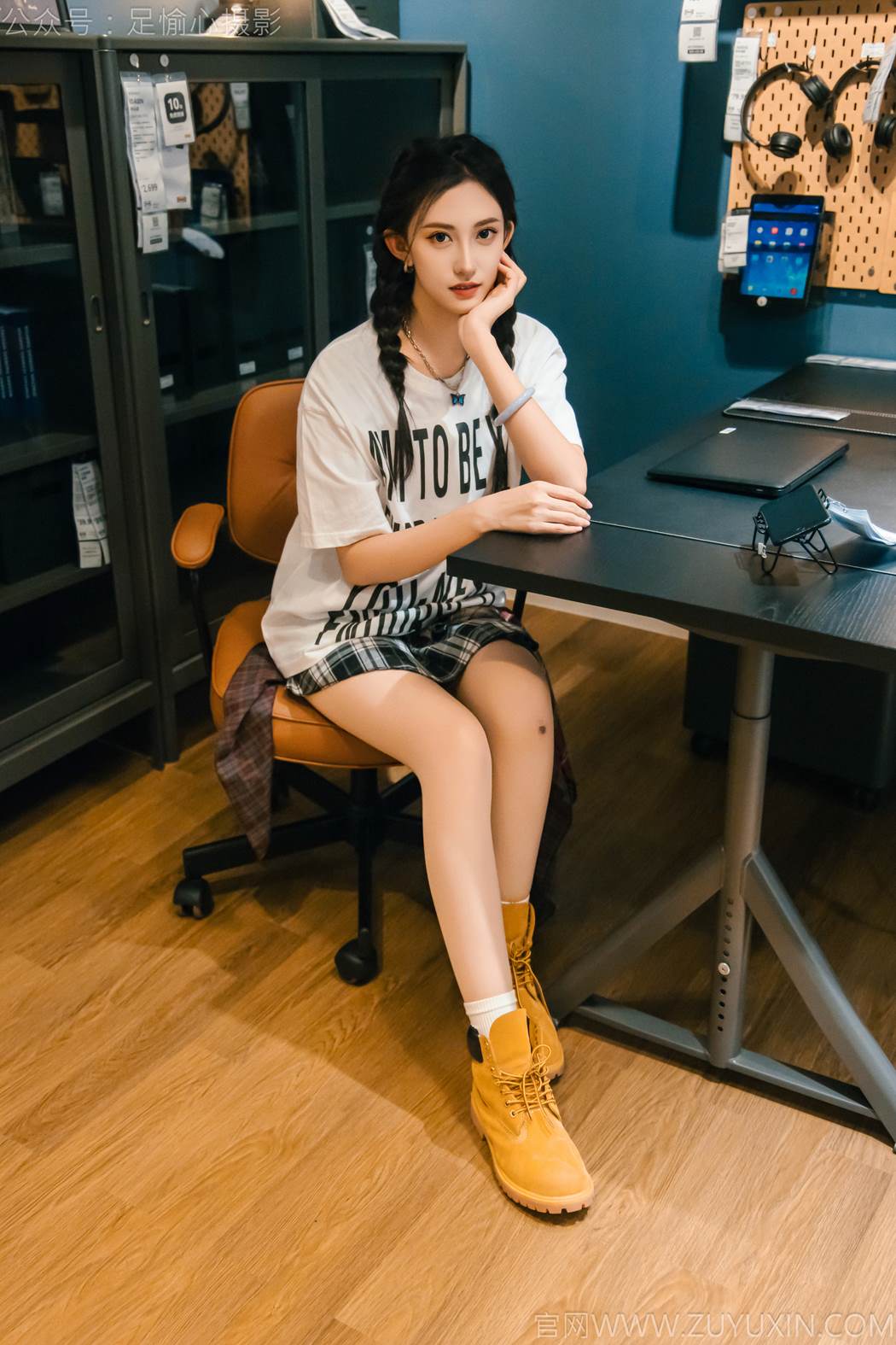 图片[2]-精选足愉心 NO.015 可乐（搭配：红色夹克、白T、短裙、马丁靴、肉丝色袜、白棉袜）[96P]-草丛看图