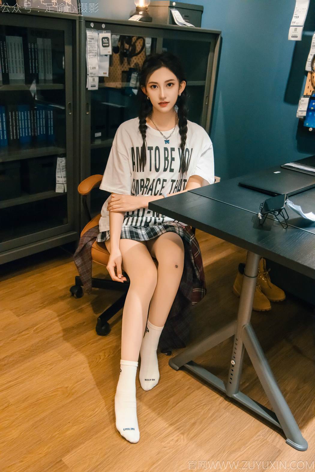 图片[4]-精选足愉心 NO.015 可乐（搭配：红色夹克、白T、短裙、马丁靴、肉丝色袜、白棉袜）[96P]-草丛看图