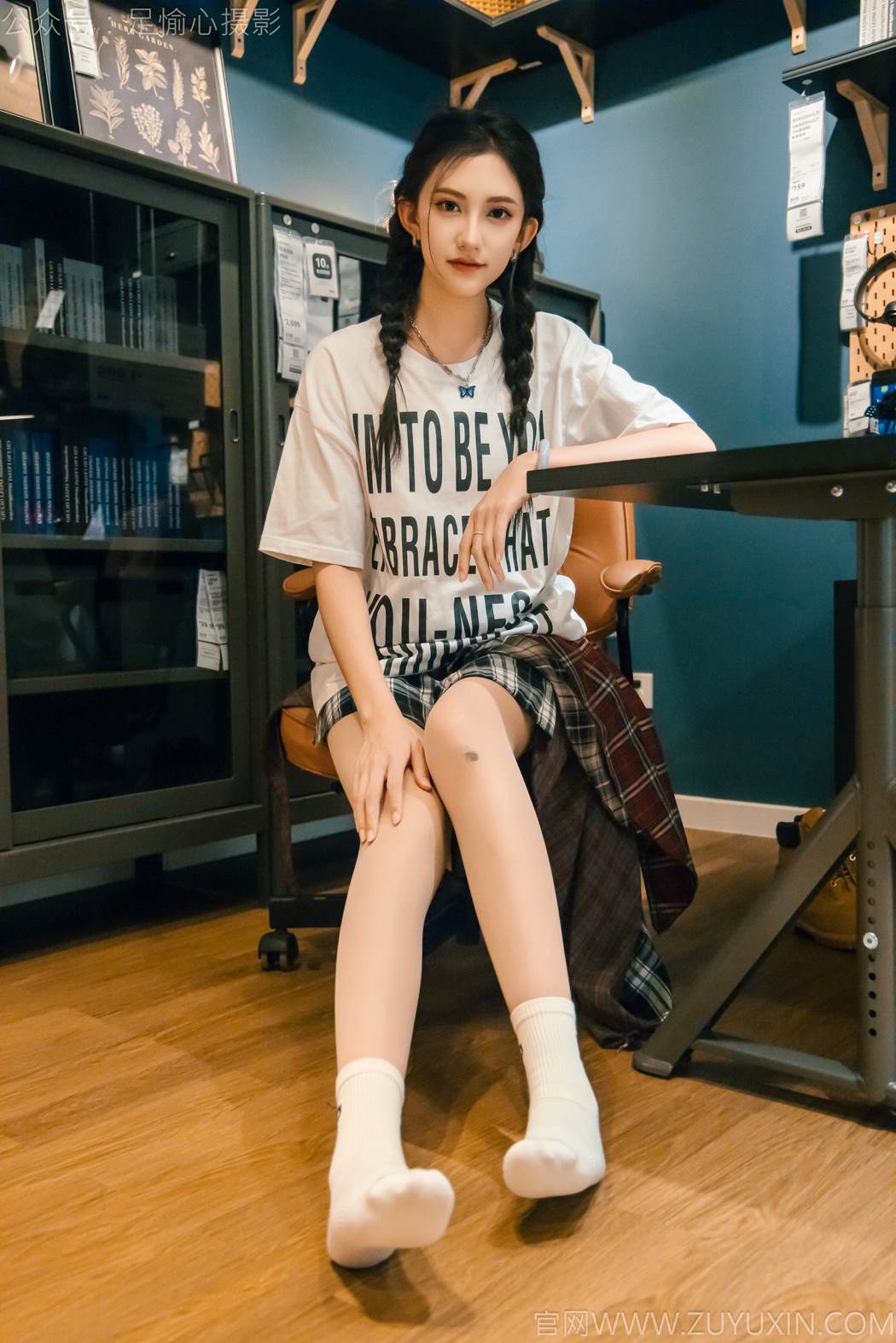 图片[5]-精选足愉心 NO.015 可乐（搭配：红色夹克、白T、短裙、马丁靴、肉丝色袜、白棉袜）[96P]-草丛看图