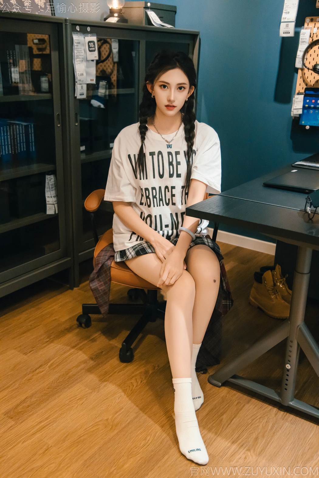 图片[6]-精选足愉心 NO.015 可乐（搭配：红色夹克、白T、短裙、马丁靴、肉丝色袜、白棉袜）[96P]-草丛看图