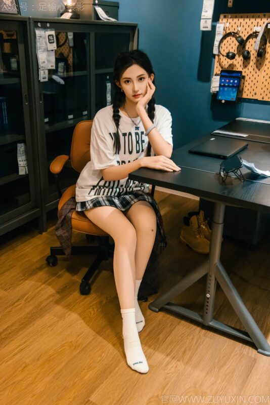 精选足愉心 NO.015 可乐（搭配：红色夹克、白T、短裙、马丁靴、肉丝色袜、白棉袜）[96P]-草丛看图